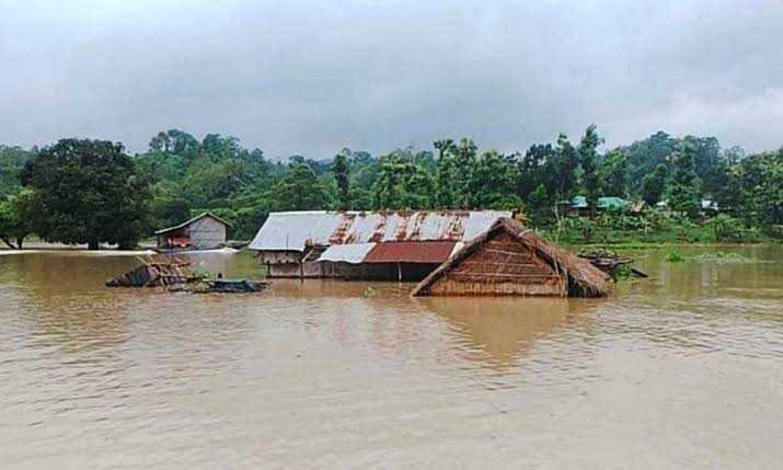 ভারী বৃষ্টিতে নদীর পানি বৃদ্ধি, বন্যার শঙ্কায় কয়েক জেলা