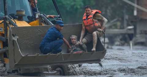 পাহাড় বেয়ে যেন ‘সুনামি’ ধেয়ে আসছিল: নেপালের বিপর্যয় থেকে বেঁচে ফেরা মার্কিন দম্পতি